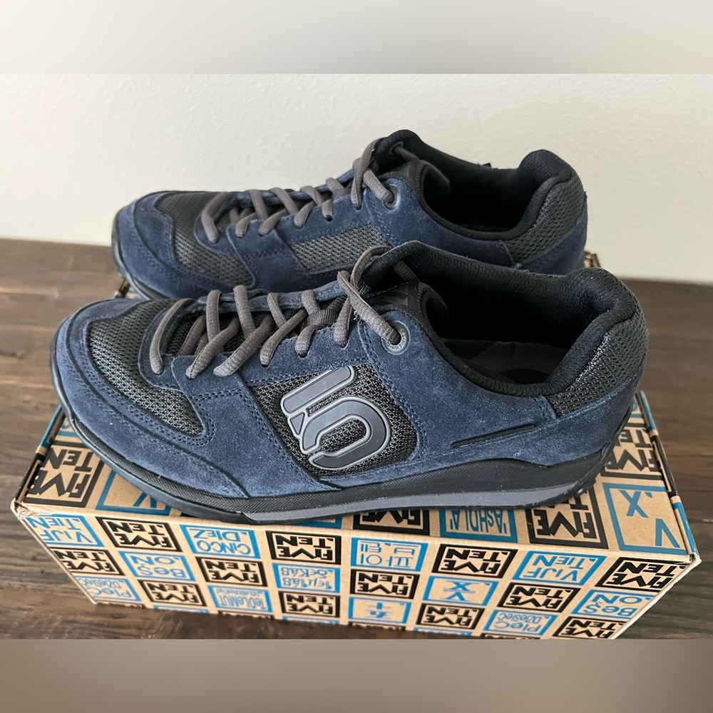 FIVE TEN AESCENT MEN/WOMENS APPROACH SHOE 7.5 Mens/9 Women brand new in box.